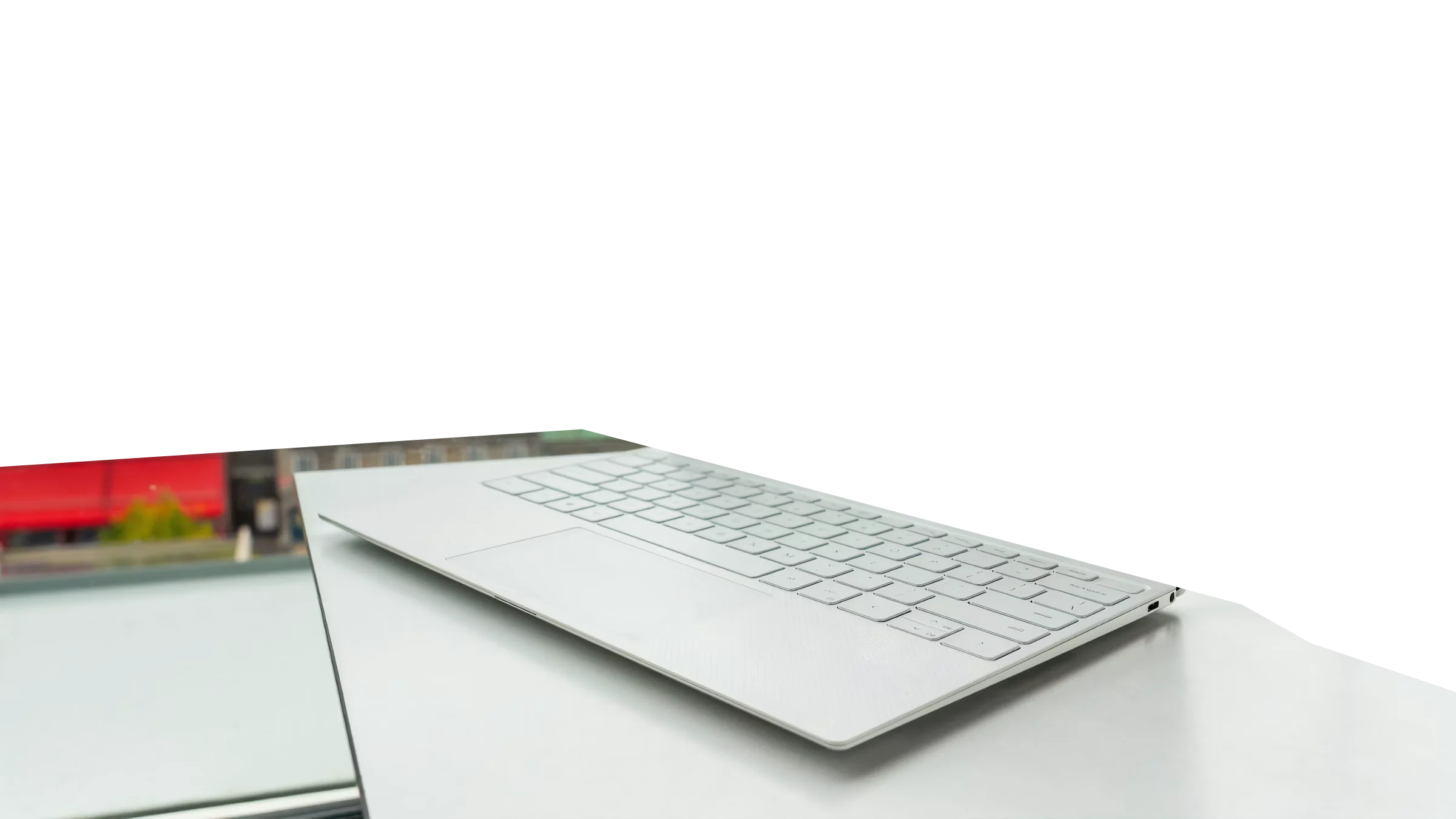 Laptop auf hellem Schreibtisch vor Stadtpanorama